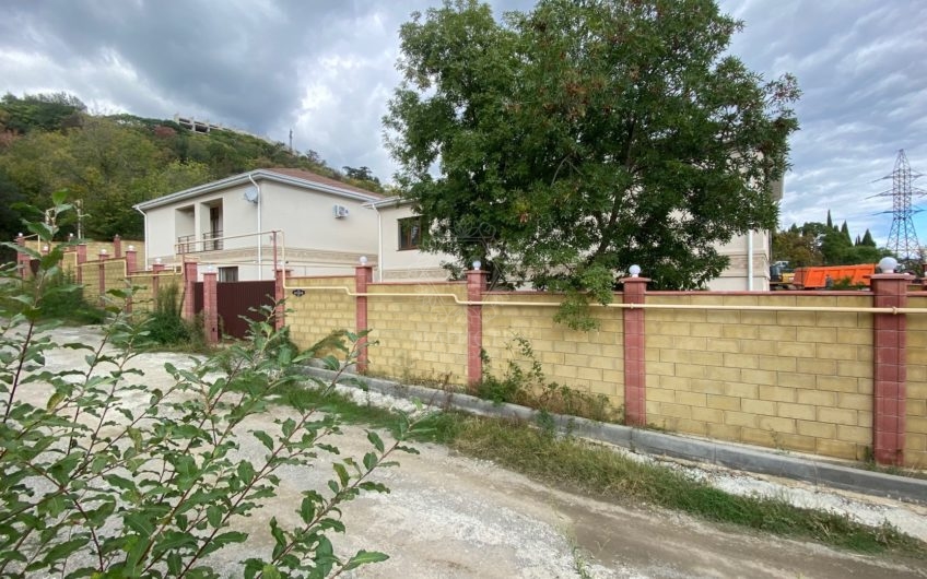 Продается частное домовладение в Гурзуфе с видом на гору “Медведь” и скалы “Адалары”